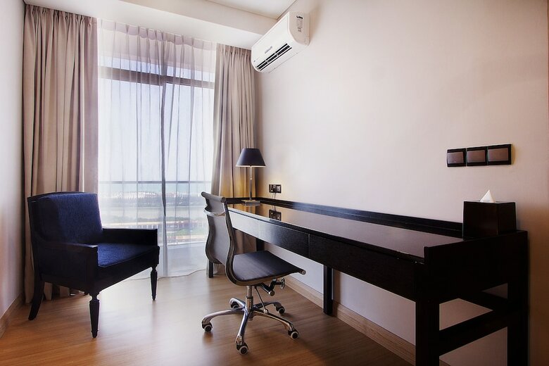 The Straits Hotel & Suites