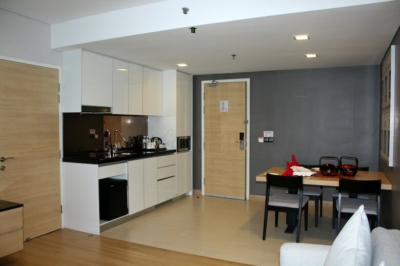The Straits Hotel & Suites
