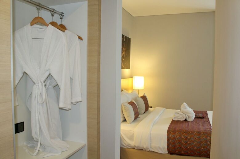 The Straits Hotel & Suites