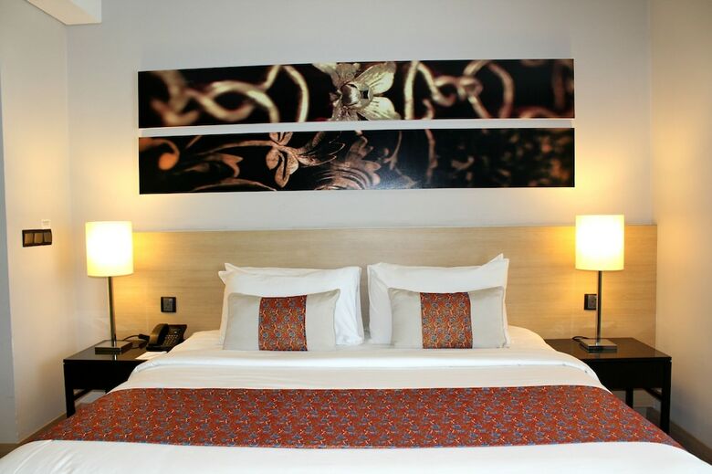 The Straits Hotel & Suites