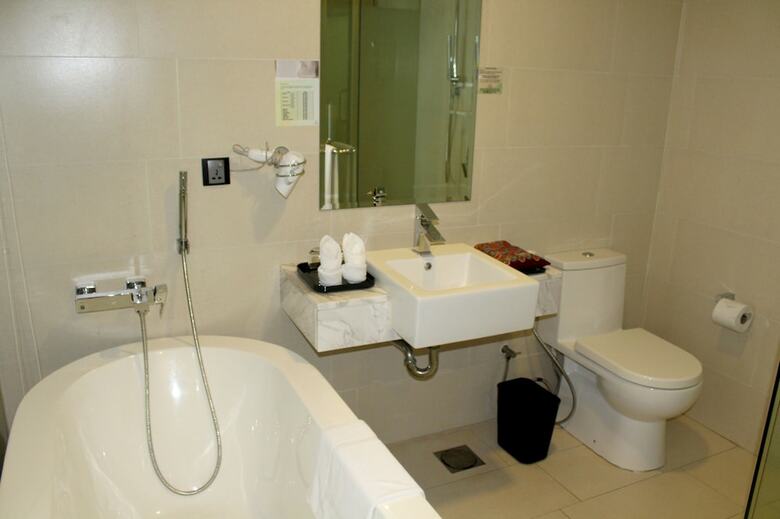 The Straits Hotel & Suites