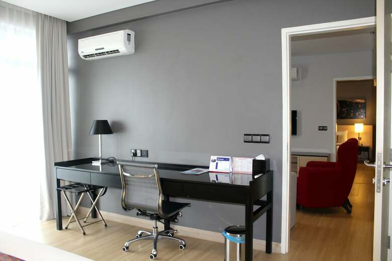 The Straits Hotel & Suites