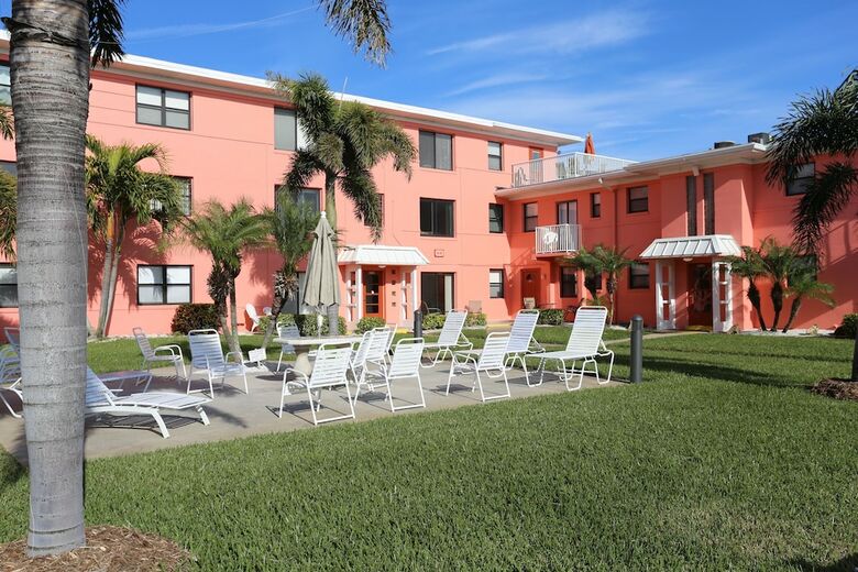 Hotel Gulf Winds Beach Resort