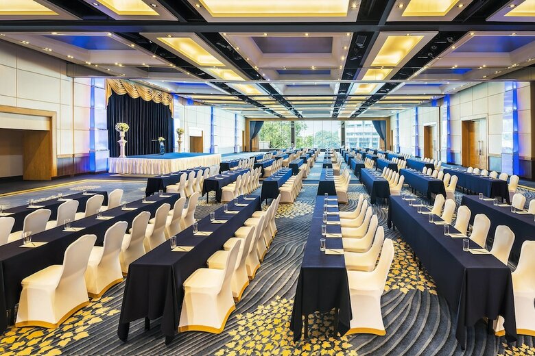 Royal Orchid Sheraton Hotel & Towers