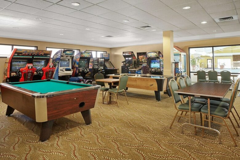 Howard Johnson Plaza Hotel By Wyndham Madison