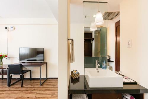 Sunjoy Hotel