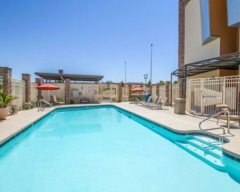 Hotel Comfort Suites Glendale - State Farm Stadium Area