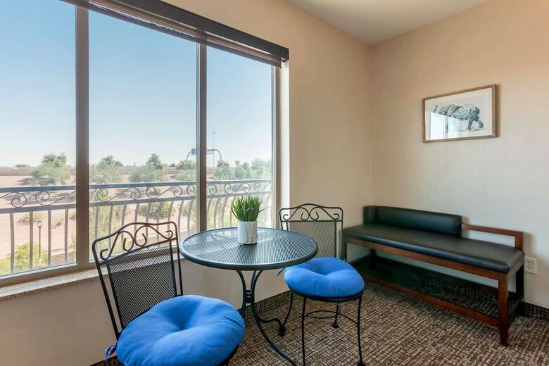 Hotel Comfort Suites Glendale - State Farm Stadium Area