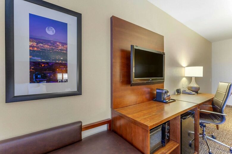 Hotel Comfort Suites Glendale - State Farm Stadium Area