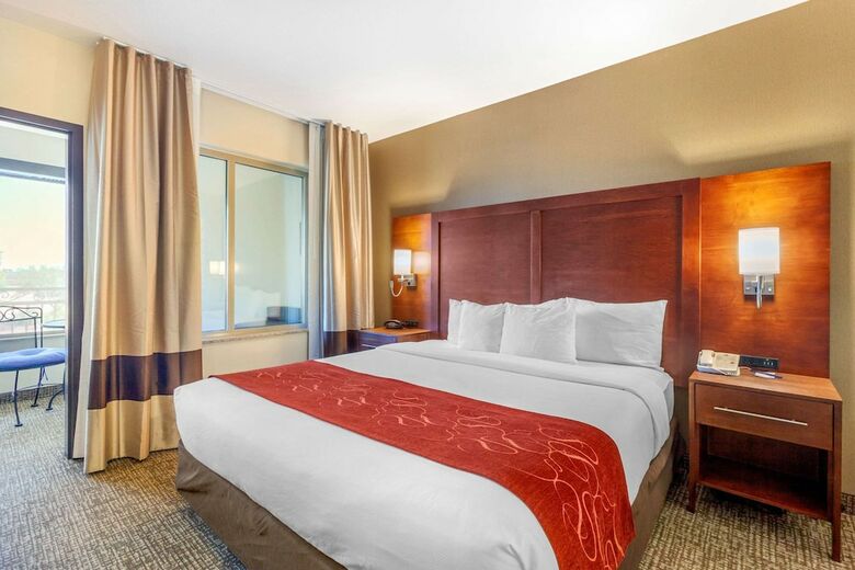 Hotel Comfort Suites Glendale - State Farm Stadium Area