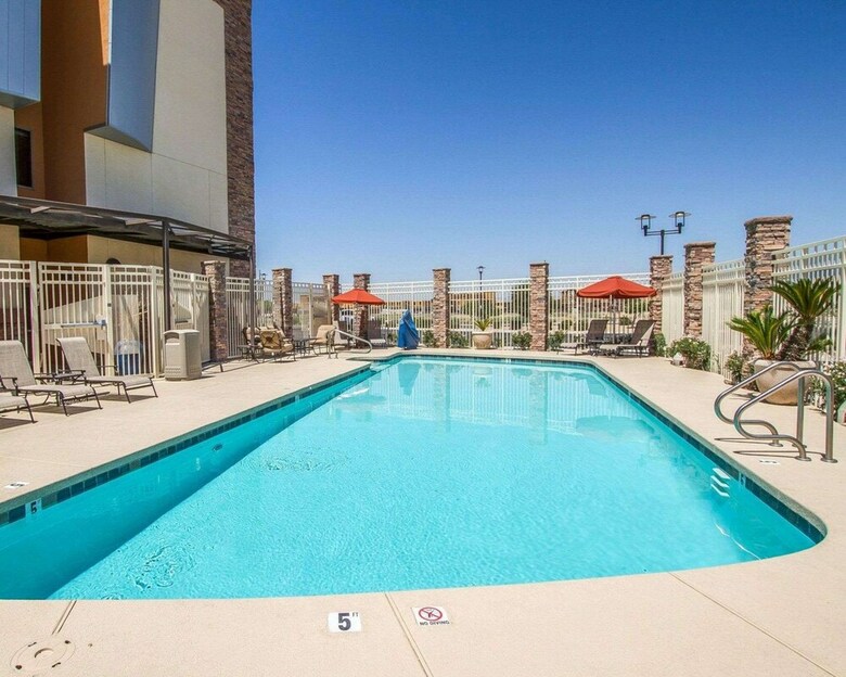 Hotel Comfort Suites Glendale - State Farm Stadium Area