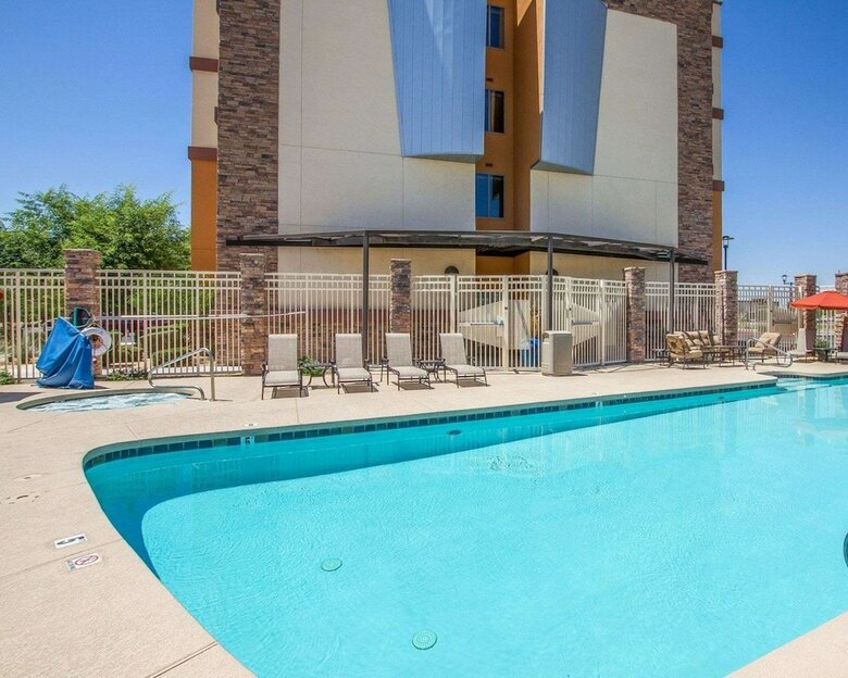 Hotel Comfort Suites Glendale - State Farm Stadium Area