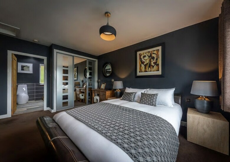 Storr Apartments