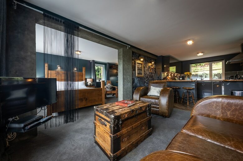 Storr Apartments