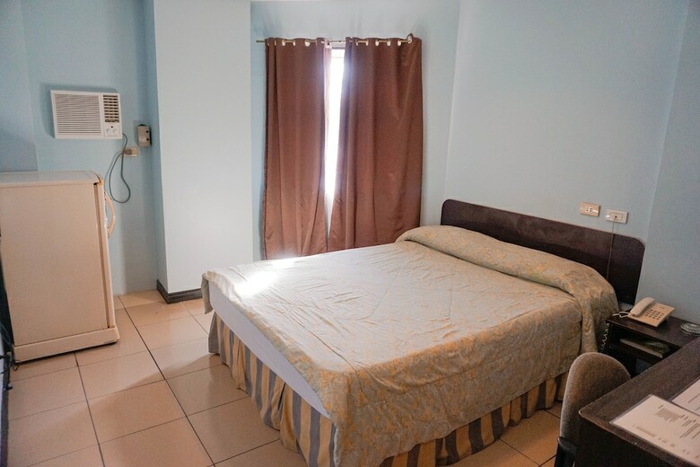 Crowne Garden Hotel