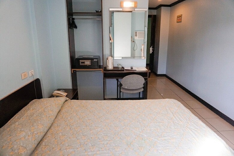 Crowne Garden Hotel