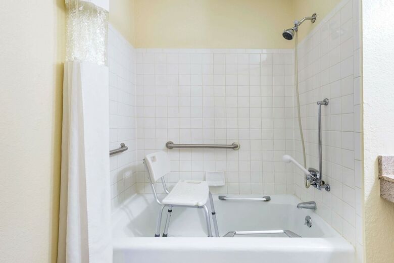 Hotel Super 8 By Wyndham Franklin/middletown Area