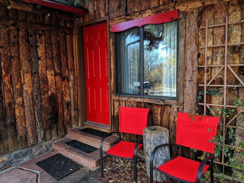 Foot Of The Mountain Motel