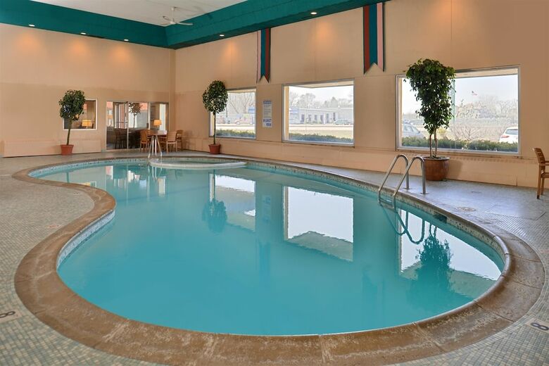 Hotel Americas Best Value Inn & Suites St. Cloud