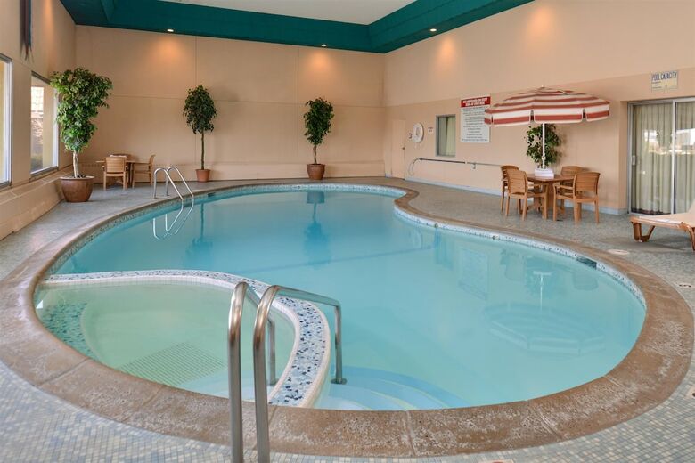 Hotel Americas Best Value Inn & Suites St. Cloud
