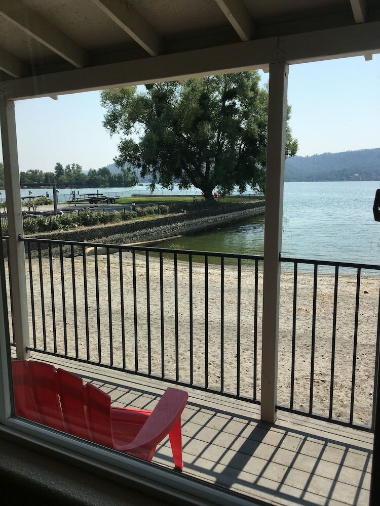 Clear Lake Cottages & Marina