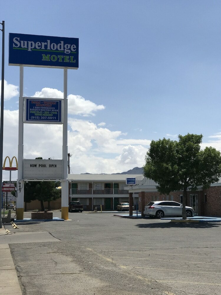 Superlodge Motel