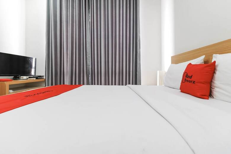 Hotel Reddoorz Plus @ Kelapa Dua Kebon Jeruk