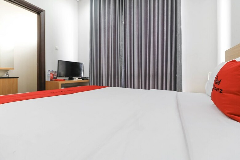Hotel Reddoorz Plus @ Kelapa Dua Kebon Jeruk
