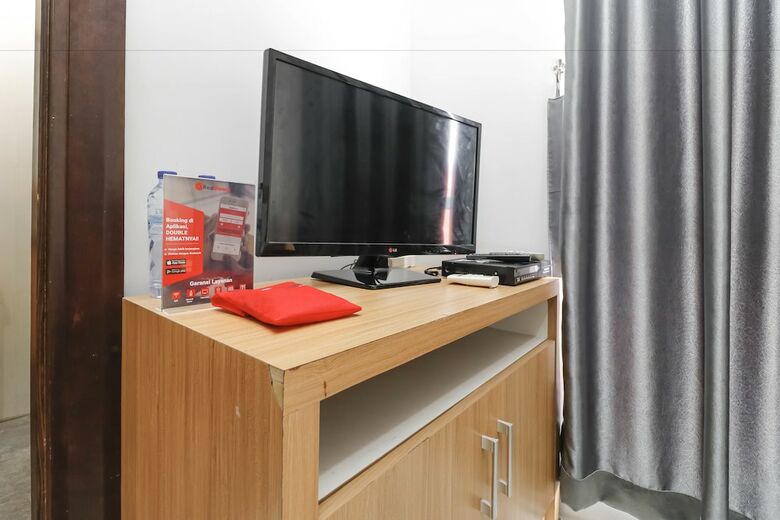 Hotel Reddoorz Plus @ Kelapa Dua Kebon Jeruk