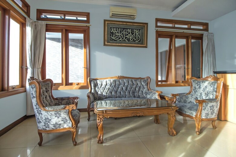 Hotel Reddoorz Plus @ Kelapa Dua Kebon Jeruk