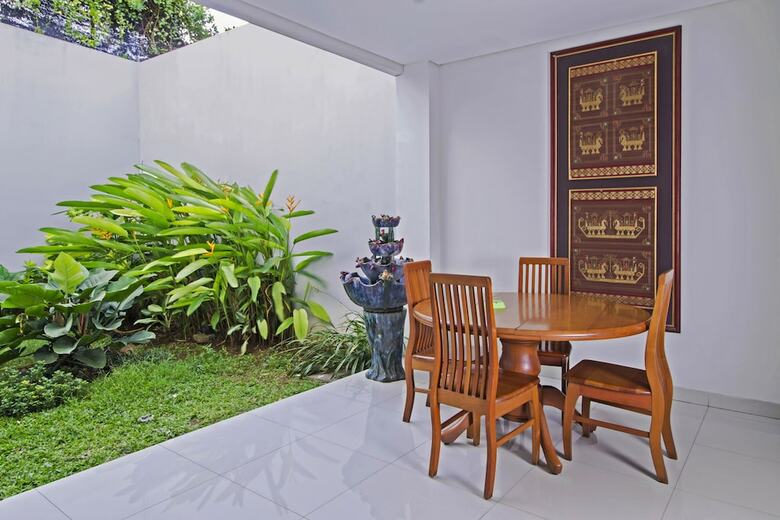 Hotel Reddoorz Plus @ Kelapa Dua Kebon Jeruk