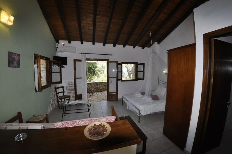 Adamantia Hotel
