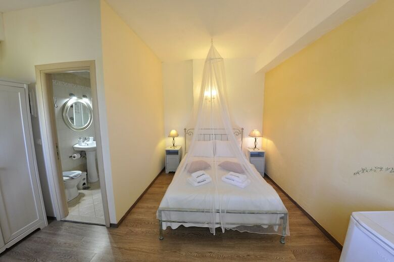 Adamantia Hotel