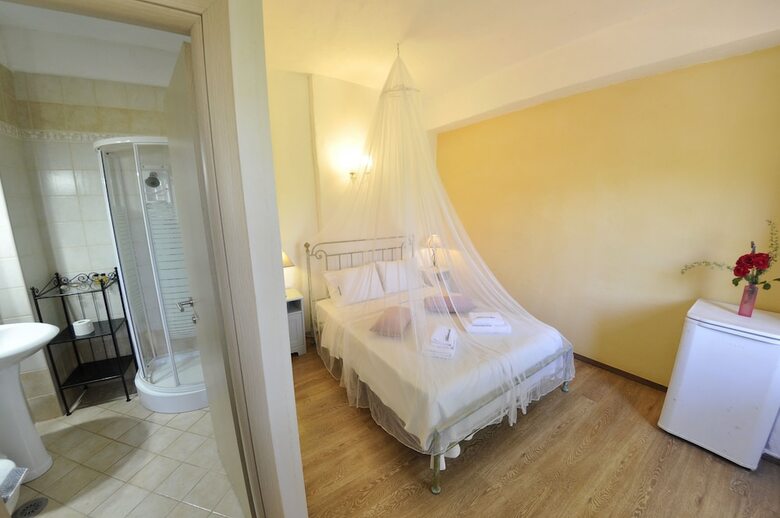 Adamantia Hotel