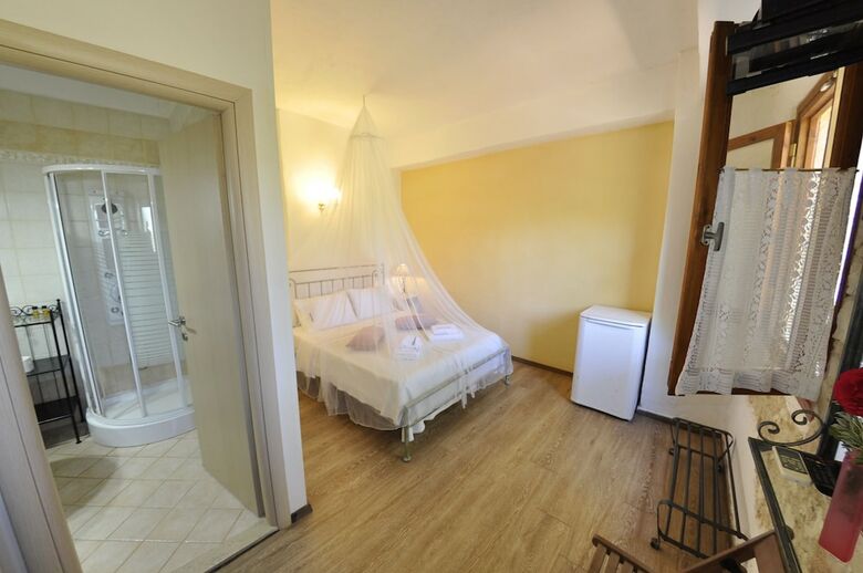 Adamantia Hotel