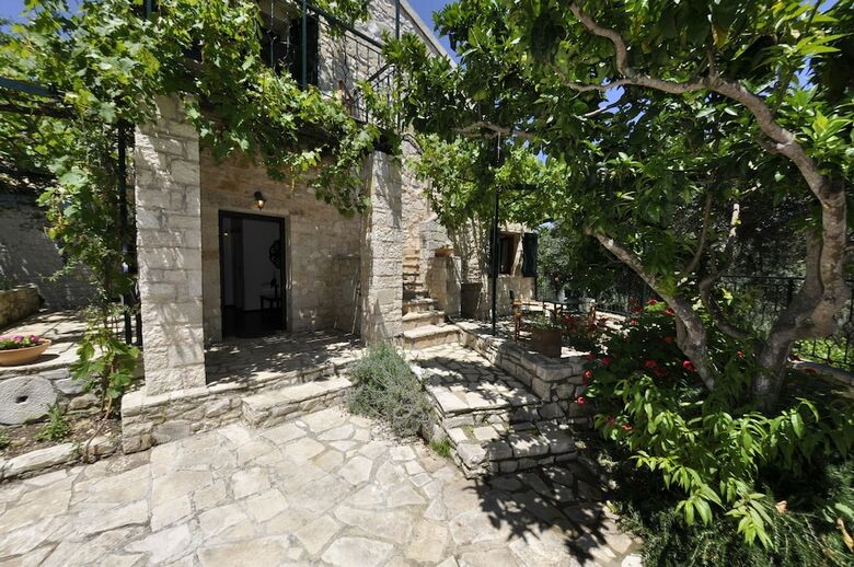 Adamantia Hotel
