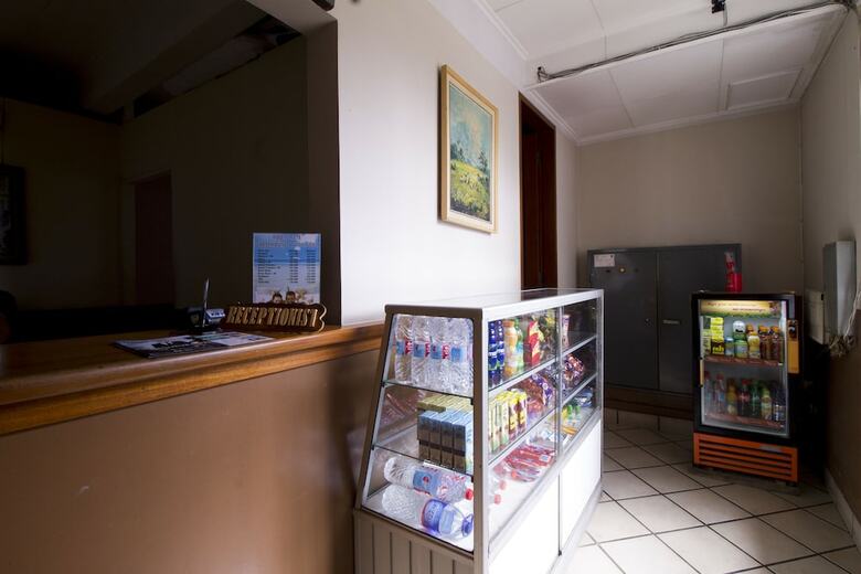 Hotel Reddoorz Plus Near Parahyangan University