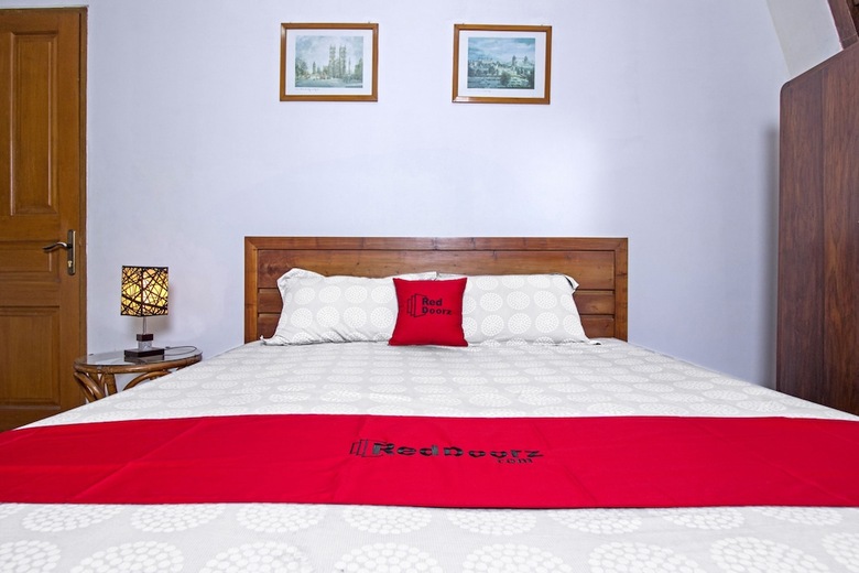 Hotel Reddoorz Plus Near Parahyangan University