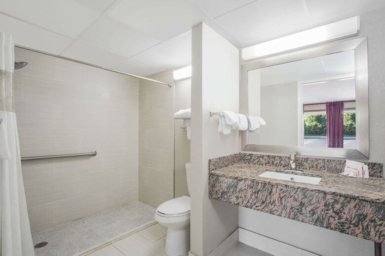 Ramada Hotel & Conference Center By Wyndham Edgewood