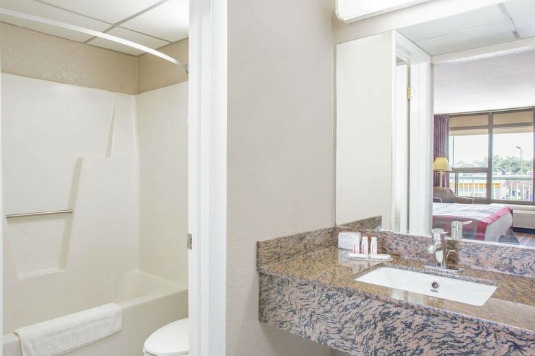 Ramada Hotel & Conference Center By Wyndham Edgewood