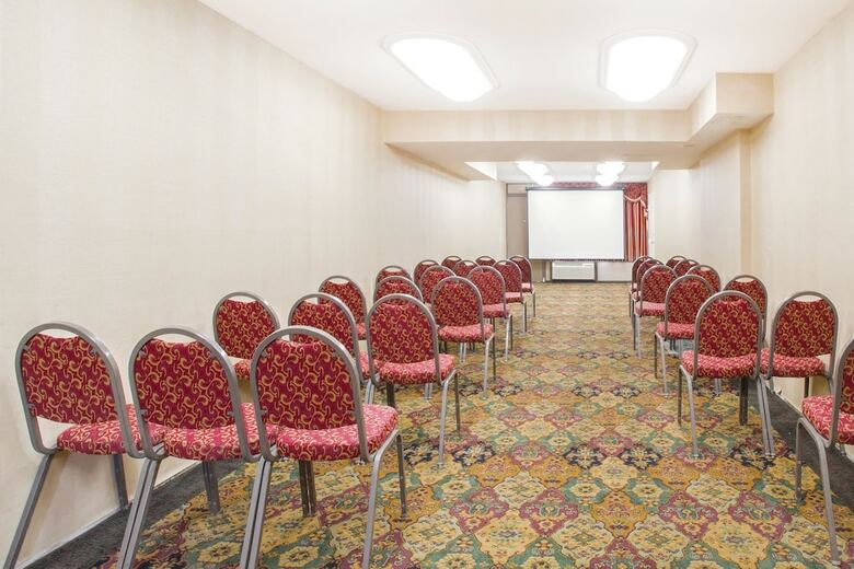 Ramada Hotel & Conference Center By Wyndham Edgewood