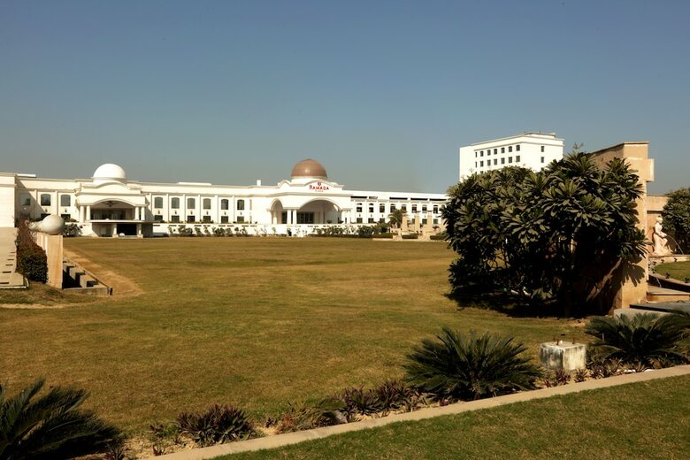 Hotel Ramada By Wyndham Lucknow