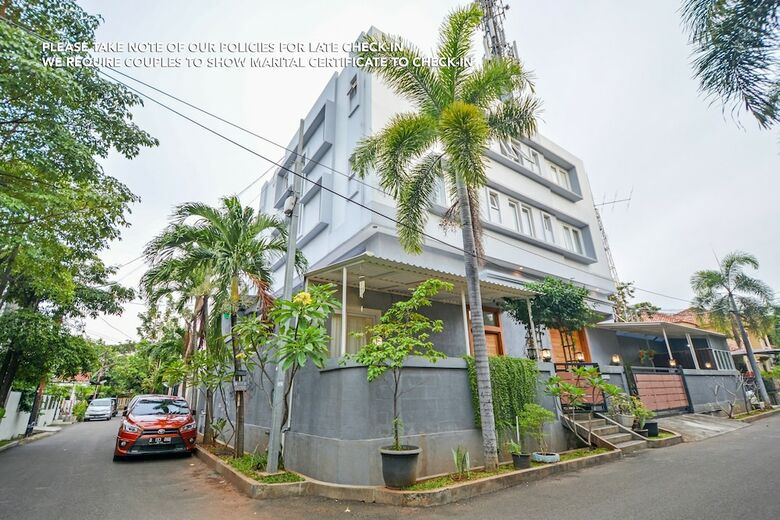 Hotel Zen Rooms Puri Indah Syariah