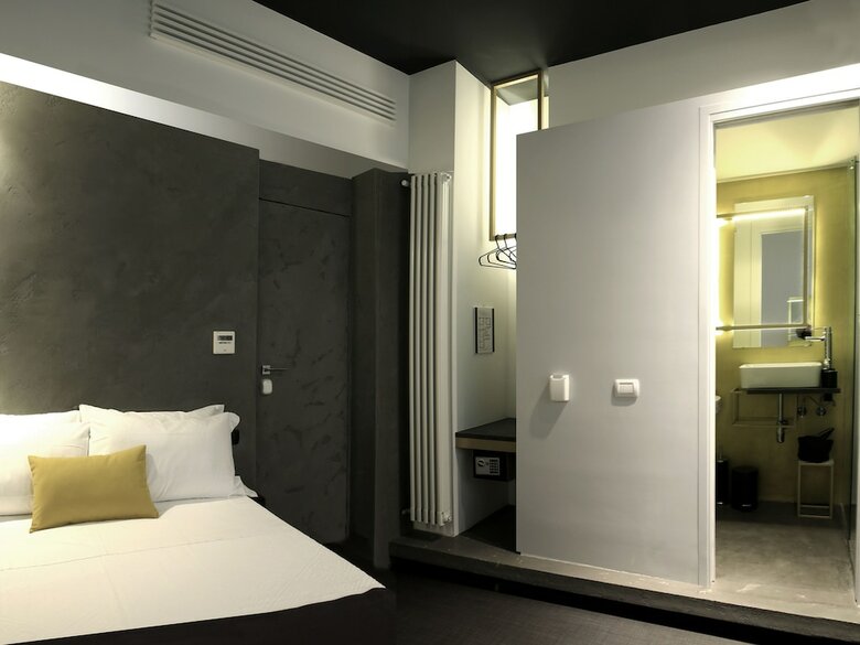 Hotel Bed And Taste