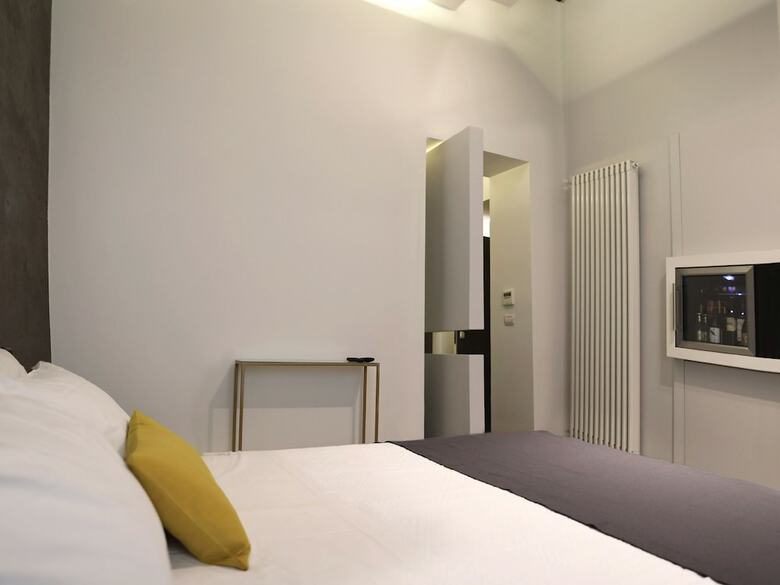 Hotel Bed And Taste