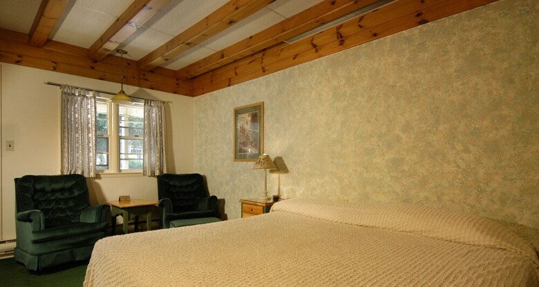 Bed & Breakfast Wrens Nest Village Inn