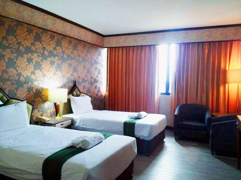 J.p. Emerald Hotel