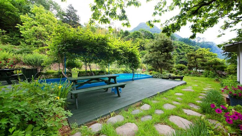 Baenae-gol Picture And Garden Pension