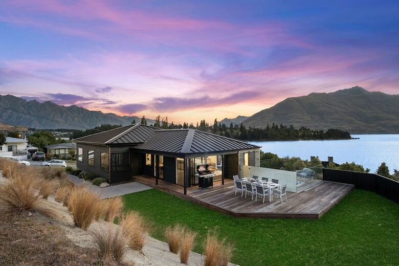 Lakeside Luxury On Suburb Street