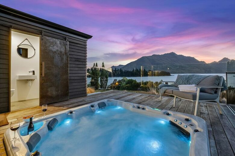 Lakeside Luxury On Suburb Street